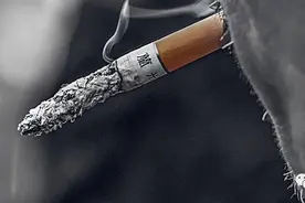无意中发现家里高三的孩子在抽烟，如何教育杭州宝妈愁坏了…图片