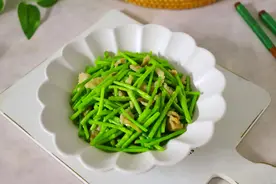 春天尝鲜别错过芦蒿，自带清香，钙高营养好，简单一炒鲜美又爽口图片