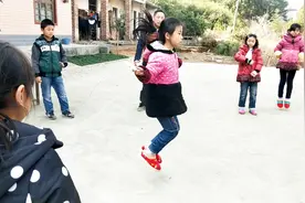 农村9岁小女孩跳绳太厉害了，一口气跳了这么多，看的我头都晕了视频封面