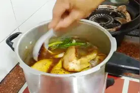 1只鸭，1瓶可乐，教你秘制绝味五香可乐鸭，香气逼人，越吃越上瘾视频封面