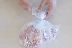 超市袋子上的封口钉很难拆？教你一招，不伤手不伤袋