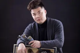 在玻璃上描摹、泼墨，他的“玻璃画”年产值千万元图片
