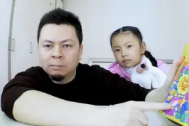 父女试吃“珍宝珠”，可以吃可以玩，里面有18款玩具可以收集