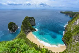 巴厘岛有个绝美离岛，网红景点“恐龙湾”风光奇特，美得令人窒息图片