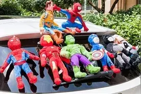 车顶贴了这种东西，若引发事故将担全部责任！图片