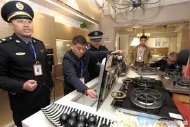 武汉多家品牌店销售未备案燃气器具 执法人员强令下架图片