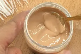 姑娘在家自制粉底液，成本就几块，看完我再也不去买昂贵化妆品了视频封面