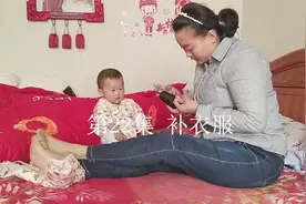 农村大嫂给女儿补衣服，光认针就用了十分钟，原来是手指甲有东西