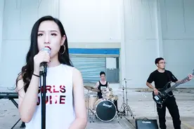 两位美女翻唱《我管你》，曲风各异，烟嗓一开口就深深爱上了！视频封面