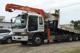 日本五十铃卡车运输面包车，看看面包车是怎样开上卡车的视频封面