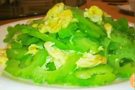 厨师长教家常版的苦瓜炒鸡蛋，不苦涩还特别脆爽，关键的鸡蛋滑嫩