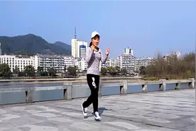 基础鬼步舞两种不同风格的10步+8步，你更喜欢哪个呢图片