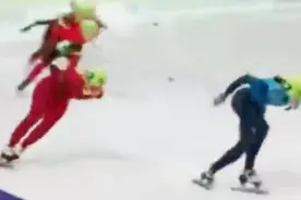 短道速滑1500米，王濛一直排倒数第一，最后两圈连超5人拿第一