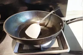 不要再花冤枉钱买不沾锅啦，教你简单一招，普通锅马上变成不粘锅视频封面