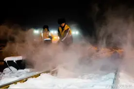 长春北站以雪为令迎战大雪保畅通图片