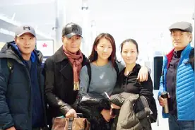 胡军与濮存昕旅行归来照曝光，老婆与女儿像姐妹，濮存昕难掩老态视频封面