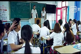 美女转学第一天到教室，全班男生都直勾勾盯着，成为女生们的公敌视频封面