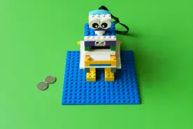 乐高WEDO做的储蓄罐小人，自动把硬币收回去，非常好玩