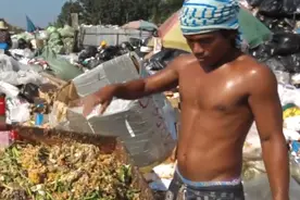 每天早晨，这里很多人都会去抢泔水桶，找点材料回家做饭