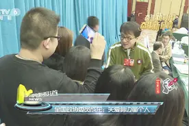 全国政协委员成龙的两会掠影：不管多忙都要接受采访视频封面