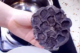 农村老人说干莲蓬孕后期煮水喝，宝宝会好带些，这样煮真的很好喝