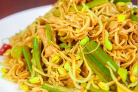 厨师长全程河南话，解说河南蒸面条的做法，视频教程清晰简单