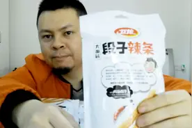 试吃“卫龙段子辣条”，每一包辣条包装上都有一条搞笑段子视频封面