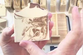 杏仁蜂蜜手工皂制作过程实拍视频封面