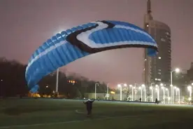 新鲜！衡阳平湖全民健身广场晚上有人在玩滑翔伞！视频封面