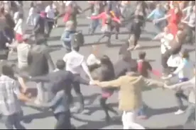 纽约街头一群华人合唱中国歌曲，爱国让人眼泪忍不住流出来视频封面