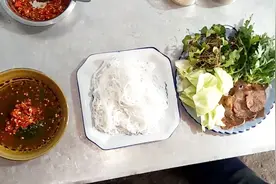 美女厨师教你用生牛肉和牛苦肠，做最地道的傣味小吃，可以当饭哦视频封面