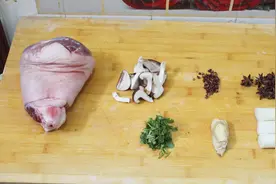 一大块带骨头的猪肉怎么吃？农村小伙来教你！