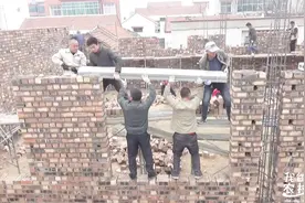 实拍农村建房现场，长2.7米重300斤“过木”，放在指定位置不容易视频封面