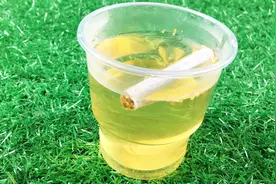 把香烟这样泡进水里，能解决家家户户一堆难题，原来香烟这么厉害视频封面