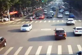 红绿灯路口前车坏了，后车司机能否实线变道怎么办？视频封面