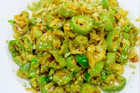 厨师长教你最好吃的面煎辣椒圈，这么的酥脆可口，这绝活没谁了视频封面