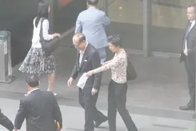 李嘉诚退休后，被拍与女性密友牵手逛街，网友：90了还有活力视频封面