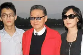 李敖的妻子王小屯首现荧幕前，鲁豫都看呆了，直呼：太漂亮