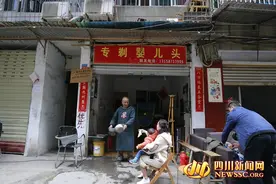 技艺了得！四川老剃头匠剃婴儿头只需10分钟  从未出现过误伤图片