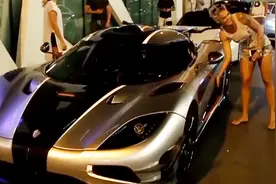 跑车驾驶员打开车门的瞬间，路人的三观马上被毁！