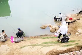 南宁邕江那么大，为什么那么多人凑在一起钓鱼视频封面