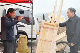 农村大哥在集市上卖架子车，他说；一个卖260，做起来不容易视频封面