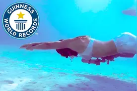 自由潜水者用一口气，她游泳了154米创造了新吉尼斯世界纪录视频封面