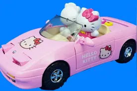 小孩子们的最爱！凯蒂猫的敞篷跑车玩具
