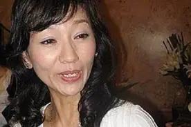 60几岁的“赵雅芝”素颜照曝光，离开化妆的“白娘子”变样了？视频封面
