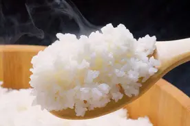 煮饭不好吃怎么办？教你一招，电饭锅里撒点它，米饭更加香软可口