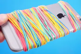 手机不装手机壳太滑容易摔坏 小伙这样处理真的管用吗视频封面