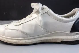 白鞋脏了不用愁，家政阿姨教你一招，白鞋像新买的一样洁白