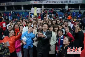 首钢女篮与球迷共庆WCBA总冠军，换上潮服大姑娘变大美女（组图）图片