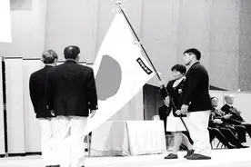 中国队长加入日本国籍，扛日本国旗进场，抗战父亲至死不原谅她！视频封面